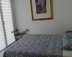 Comfortabele slaapkamer in Casa Buena Suerte, vakantiehuis in Cambrils, Costa Dorada, Spanje, met stijlvol decor en veel licht.