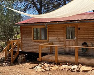 Geniet van Casa del Jabali - cabaa l'oliva in Tivissa, Costa Dorada, een sfeervol chalet te midden van serene natuur.