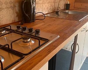 Stijlvolle keukenruimte in Casa del Jabali - cabaa l'oliva, chalet gelegen in Tivissa, Costa Dorada, Spanje met houtaccenten.