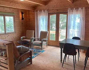 Sfeervol interieur van Casa del Jabali - cabaa l'oliva, een chalet in Tivissa, Costa Dorada, met houten muren en zicht op de natuur.