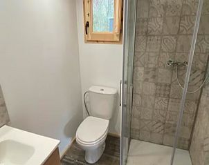 Badkamer in Casa del Jabali - cabaa l'oliva, chalet in Tivissa, Costa Dorada, voorzien van eigentijdse douche en natuurlijke houtdetails.