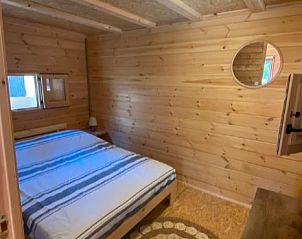 Sfeervolle slaapkamer van Casa del Jabali - cabaa l'oliva, chalet in Tivissa, Costa Dorada, Spanje met rustiek houten design.