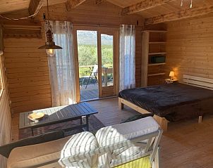 Casa del Jabali - cabaa l'ametlla in Tivissa, Costa Dorada, biedt een rustieke slaapkamer met toegang tot een zonnig terras en natuur.