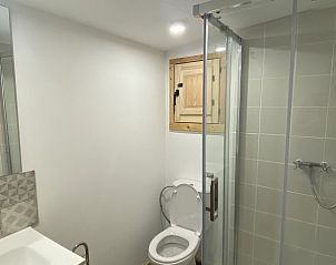 Verfrissende badkamer in Casa del Jabali, chalet in Tivissa, Costa Dorada. Ideaal voor een ontspannen verblijf.