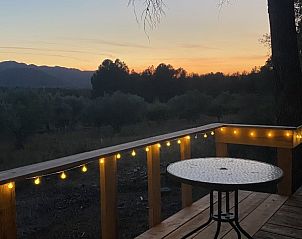 Ervaar de serene avond op het terras van Casa del Jabali, een gezellig vakantiehuis in de prachtige omgeving van Tivissa, Spanje.
