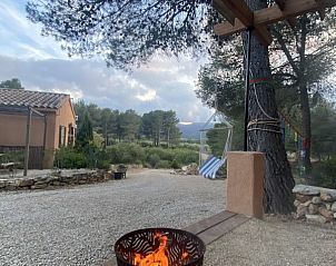 Ervaar de serene ambiance van Casa del Jabali - cabaa l'ametlla, Tivissa, Costa Dorada, met een gezellig vuur en omringende natuur.