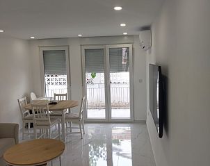 Stijlvolle binnenruimte van Moderne 3 slaapkamer Salou, vakantieverblijf met uitzicht op terras, Spanje.
