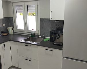 Binnenruimte van het Moderne 3 slaapkamer appartement in Salou, Costa Dorada, Spanje, met eigentijdse keukenfaciliteiten.