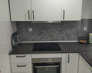 Keuken van het Moderne 3 slaapkamer verblijf in Salou, Costa Dorada, Spanje, met moderne inrichting en praktische ruimte.