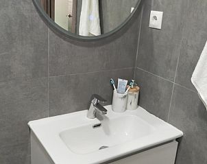 Elegante badkamer van het Moderne 3 slaapkamer Salou appartement in Spanje, voorzien van een trendy wastafel en spiegel.