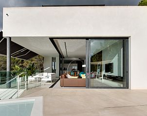 Ervaar de rust bij Villa Palma Can G in Bunyola, Mallorca, een vakantiehuis met een uitnodigend terras en adembenemend uitzicht.