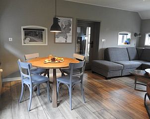 Eetruimte in Vakantiehuis in Beilen, Midden Drenthe met houten tafel en stoelen.