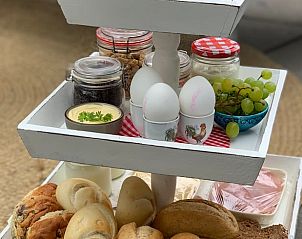 Ontbijtserveerblad in Vakantiehuis in Beilen, Midden Drenthe met verse producten.