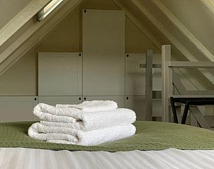 Frisse handdoeken op bed in Vakantiehuis in Beilen, Midden Drenthe voor gasten.