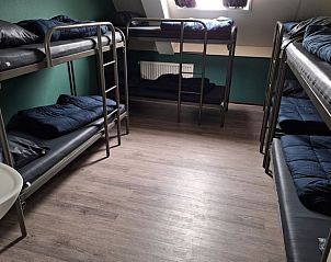 Ruime slaapzaal met stapelbedden in Vakantiehuis in Grolloo, geschikt voor families in Midden Drenthe, Drenthe.