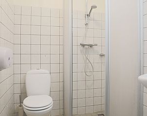 Badkamer met douche in Vakantiehuisje in Orvelte, praktische voorzieningen in Drenthe.