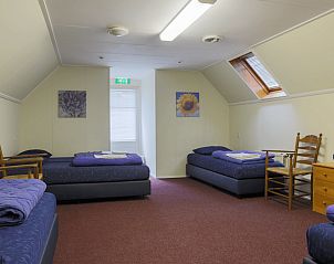 Grote slaapkamer met meerdere bedden in Vakantiehuisje in Orvelte, geschikt voor groepen in Drenthe.