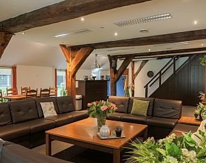 Gezellige zithoek in vakantiehuis Orvelte, Midden Drenthe met houten details.