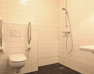 Moderne badkamer met inloopdouche in Huisje in Orvelte, vakantiehuis in Drenthe, voorzien van alle gemakken.