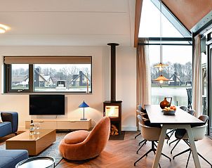 Badkamer in 6-persoons woning | 6ELV, Westerbork, Drenthe met moderne douche en natuurlijke lichtinval.