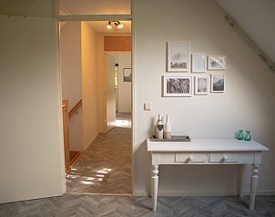 Lichte overloop met decoratieve elementen in Vakantiehuis in Geeuwenbrug, Drenthe.