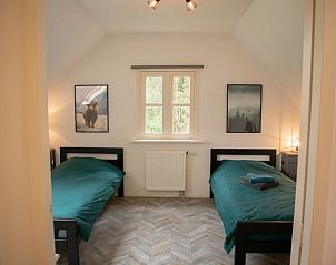 Slaapkamer met twee eenpersoonsbedden in Vakantiehuis in Geeuwenbrug, Drenthe.