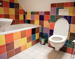 Kleurrijke badkamer met bad in Vakantiehuis in Geeuwenbrug, Drenthe.