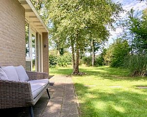 Zonnig terras bij Huisje in Nieuw Balinge, vakantiehuis in de groene omgeving van Nieuw-Balinge.