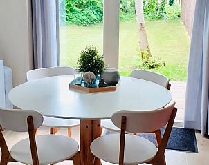 Eethoek met uitzicht op de tuin in Huisje in Nieuw Balinge, vakantiehuis in Drenthe.