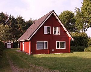 Charmant rood Vakantiehuisje in Nieuw Balinge, gelegen in het rustige Midden Drenthe, perfect voor ontspanning.