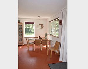 Eethoek in Vakantiehuisje in Nieuw Balinge, Midden Drenthe, met houten meubels en veel natuurlijk licht.