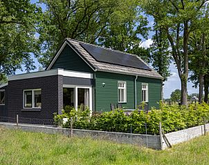 Vakantiehuis in Stuifzand, Drenthe, met moderne architectuur en zonnepanelen.