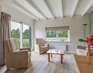 Comfortabele zithoek in vakantiehuis in Stuifzand, Drenthe, met moderne inrichting.