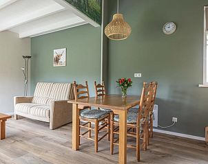 Eetruimte in vakantiehuis in Stuifzand, Drenthe, met houten tafel en stoelen.