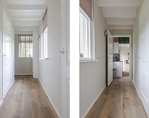 Lichte gang in vakantiehuis in Stuifzand, Drenthe, met houten vloer en witte muren.