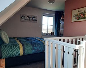 Gezellige slaapkamer in Vakantiehuisje in Wezup met uitzicht op de Drentse natuur.