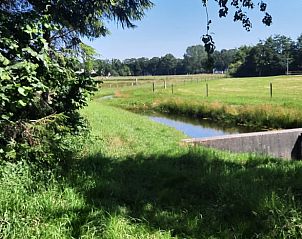 Rustige waterkant nabij Vakantiehuisje in Wezup, een idyllisch plekje in Midden Drenthe.