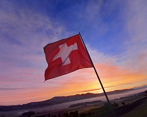 Ervaar de serene ochtendhemel bij Huschen, een sfeervol verblijf in het hart van Centraal Zwitserland.