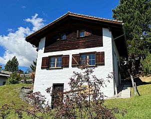Rustiek Huisje in Urmein, een vakantieverblijf in Graubunden, Zwitserland, met prachtig uitzicht op de natuur.