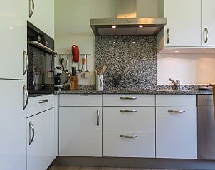 Komplette Kche des Ferienhauses in Fieschertal, Wallis, Schweiz, perfekt fr die Zubereitung leckerer Mahlzeiten.