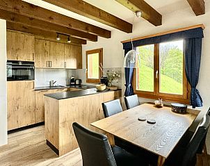 Helle Kche und Essbereich in der Ferienwohnung in Lax, ideal um das Wallis zu genieen.