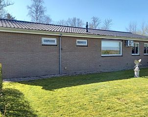 Achteraanzicht van Vakantiehuis in Pesse met goed onderhouden tuin in Zuidwest Drenthe.