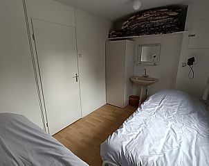Compacte slaapkamer met wastafel in Vakantiehuis in Pesse, Zuidwest Drenthe.