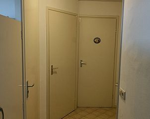 Gang met toegang tot kamers in Vakantiehuis in Pesse, Zuidwest Drenthe.