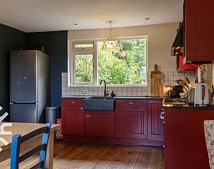 Rustige tuin met zitje bij DG1780 vakantiewoning in Pesse, Drenthe.