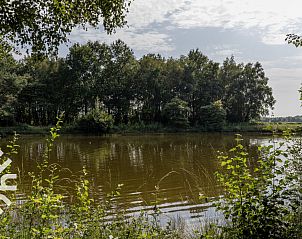 Rode keuken met moderne apparatuur in DG1780 vakantiehuis in Pesse.