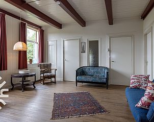 Gezellige woonkamer van DG345 in Hoogeveen, Drenthe, met houten balken en sfeervolle inrichting.