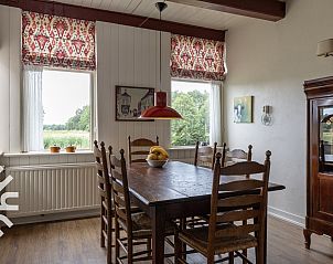 Twee gezellige slaapkamers in vakantiehuis DG345 in Hoogeveen, Drenthe, met comfortabele bedden.