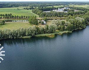 Slaapkamer met dakraam in vakantiehuis DG345 in Hoogeveen, Zuidwest Drenthe, voor natuurlijk licht.
