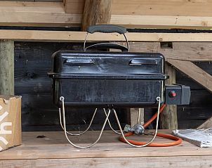 Eenvoudige slaapkamer in vakantiehuis DG345 in Hoogeveen, Drenthe, met blauw beddengoed.